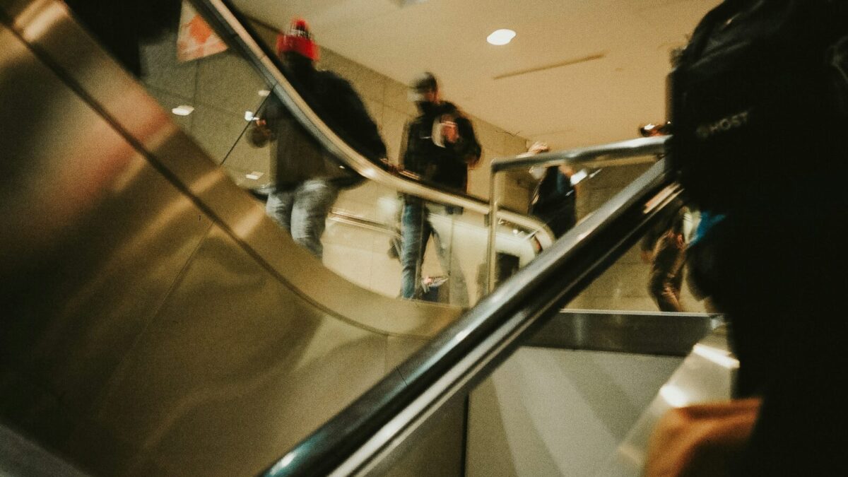 不審行動検知とは?画像認識AIを活用するメリット、注意点、導入実例を徹底解説!