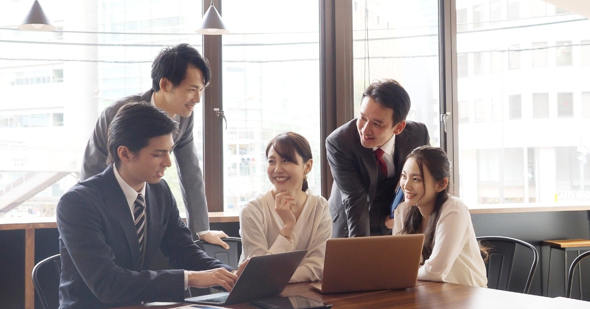 LLM評価チームの組織化に含めるべき部署は?