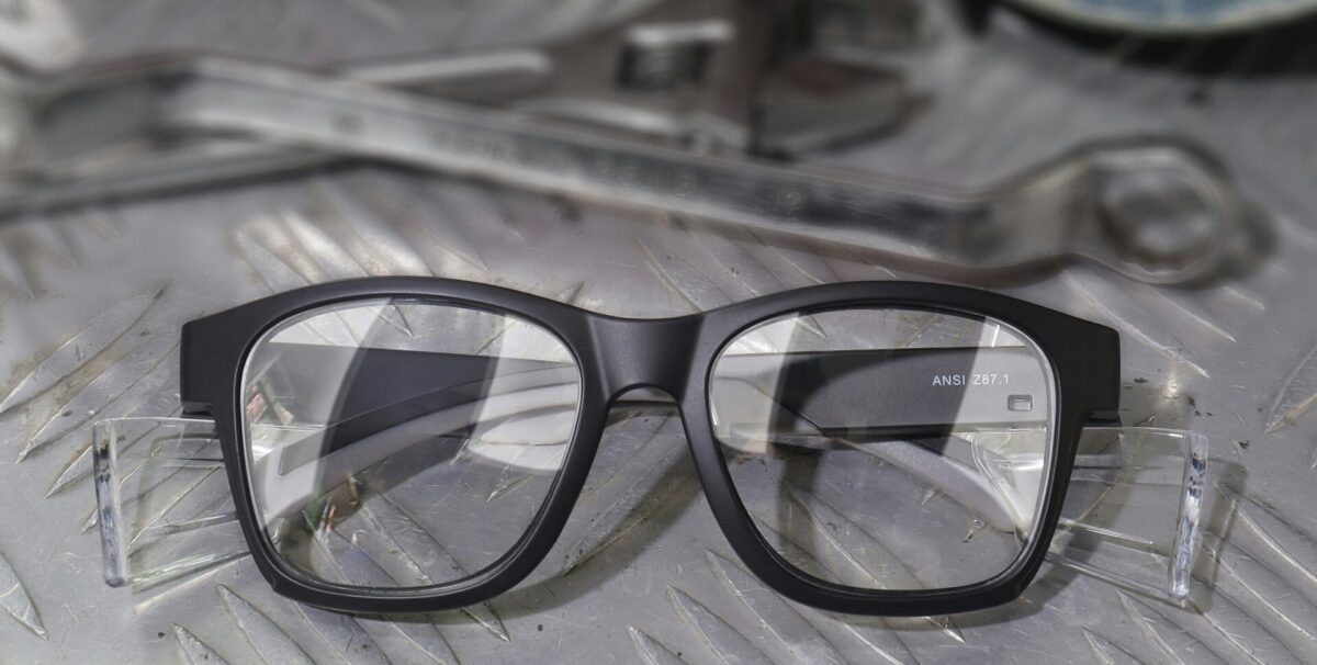 スマートグラスとは?AI搭載モデルの仕組み・活用分野・メリット・注意点を徹底解説!