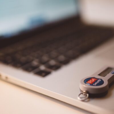 生成AIでサイバーセキュリティを強化できる？メリット・手法・リスク・ツールまでを徹底解説！