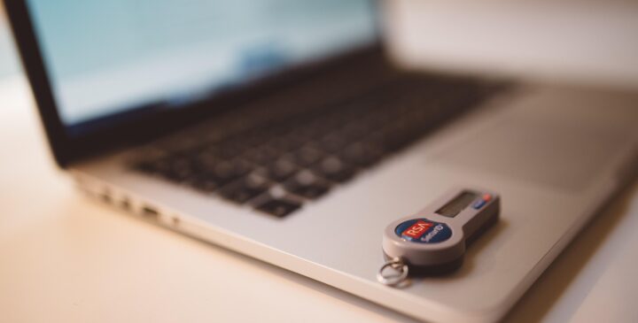 生成AIでサイバーセキュリティを強化できる？メリット・手法・リスク・ツールまでを徹底解説！